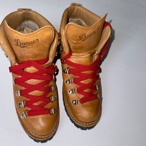 Danner Mountain Light Cascade Boots Women’s 7.5 | Made in USA | Vibram Sole